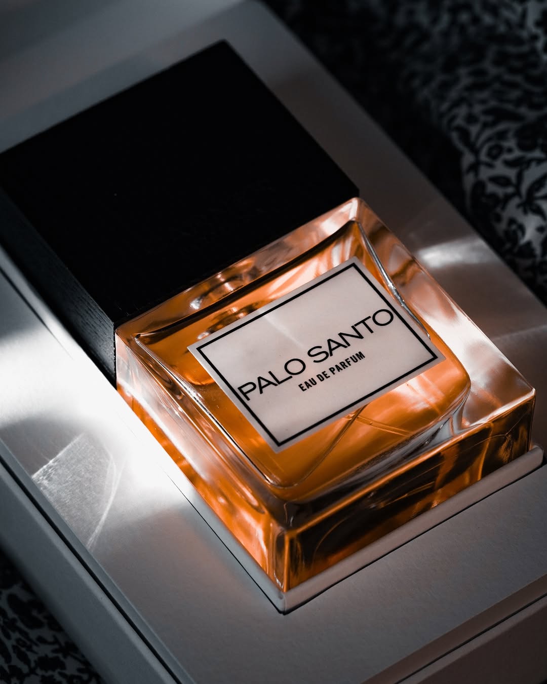 Este_perfume_me_transporta_a_un_espacio_lleno_de_misticismo_y_calma._El_Palo_Santo_con_su_arom.jpg